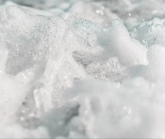Photo de la mousse de savon pour représenter les formules douces et naturelles des produits In the Corner